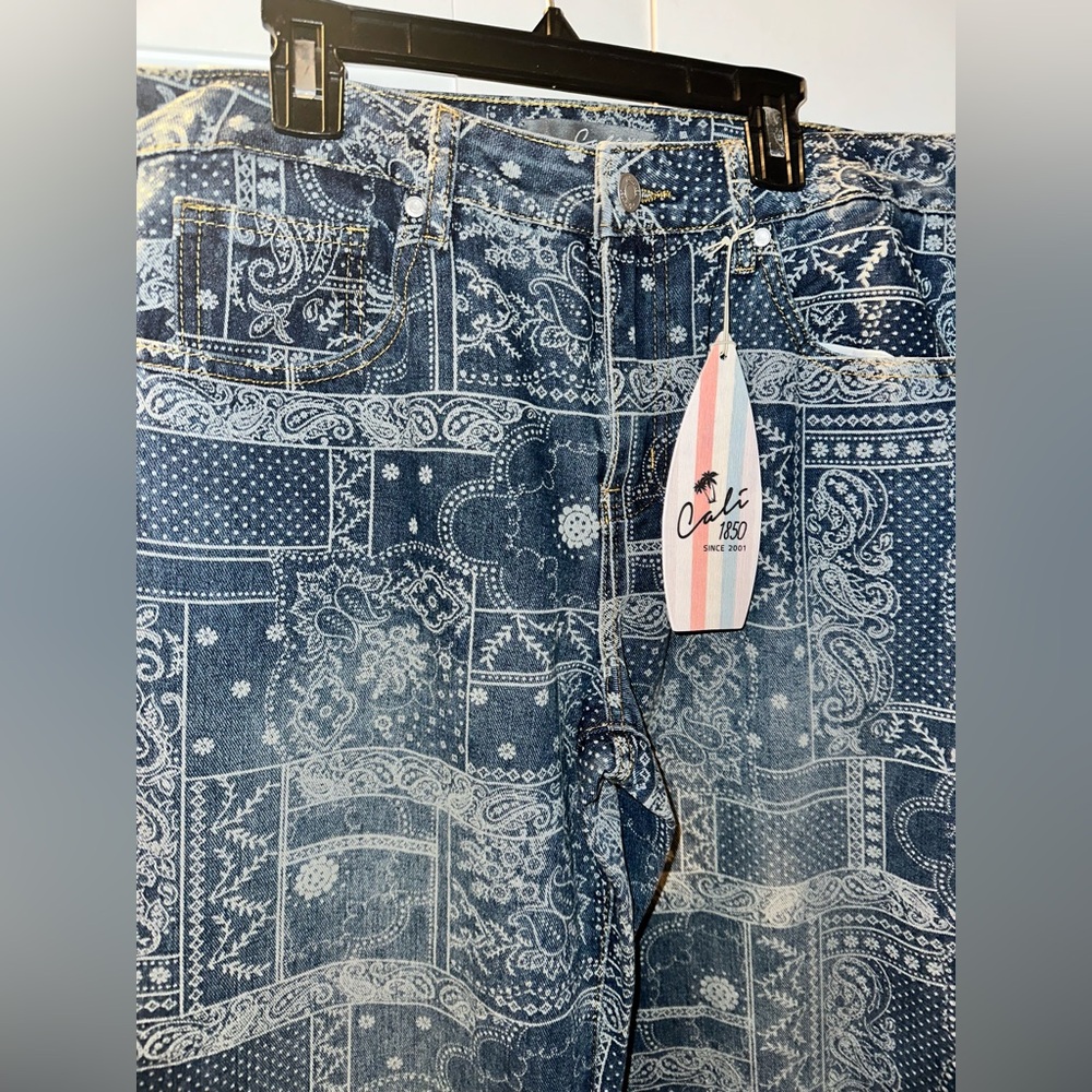 NWT Cali 1850 Bandana Printed Low Rise WiDe Leg Jeans - Picture 4 of 10
